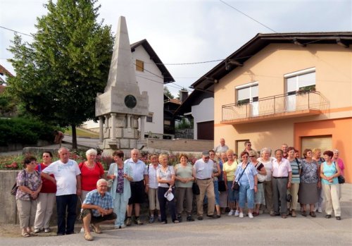 Pred Trubarjevim spomenikom smo se skupno slikali, le ...